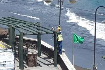 Farolas en mal estado en el paseo costero de Telde/TA.